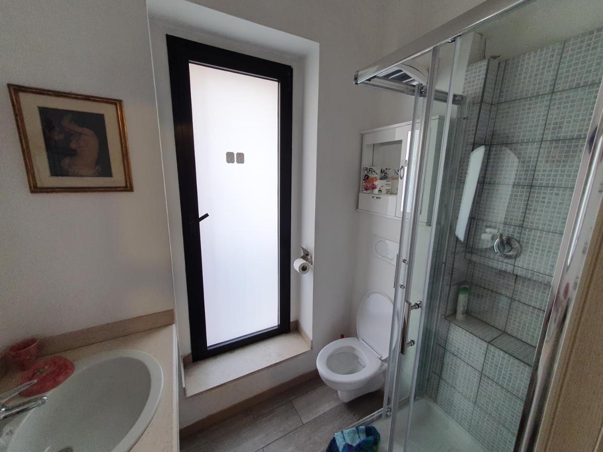 Very Apartment, By Shops, Bars, Restaurants Appartement *
